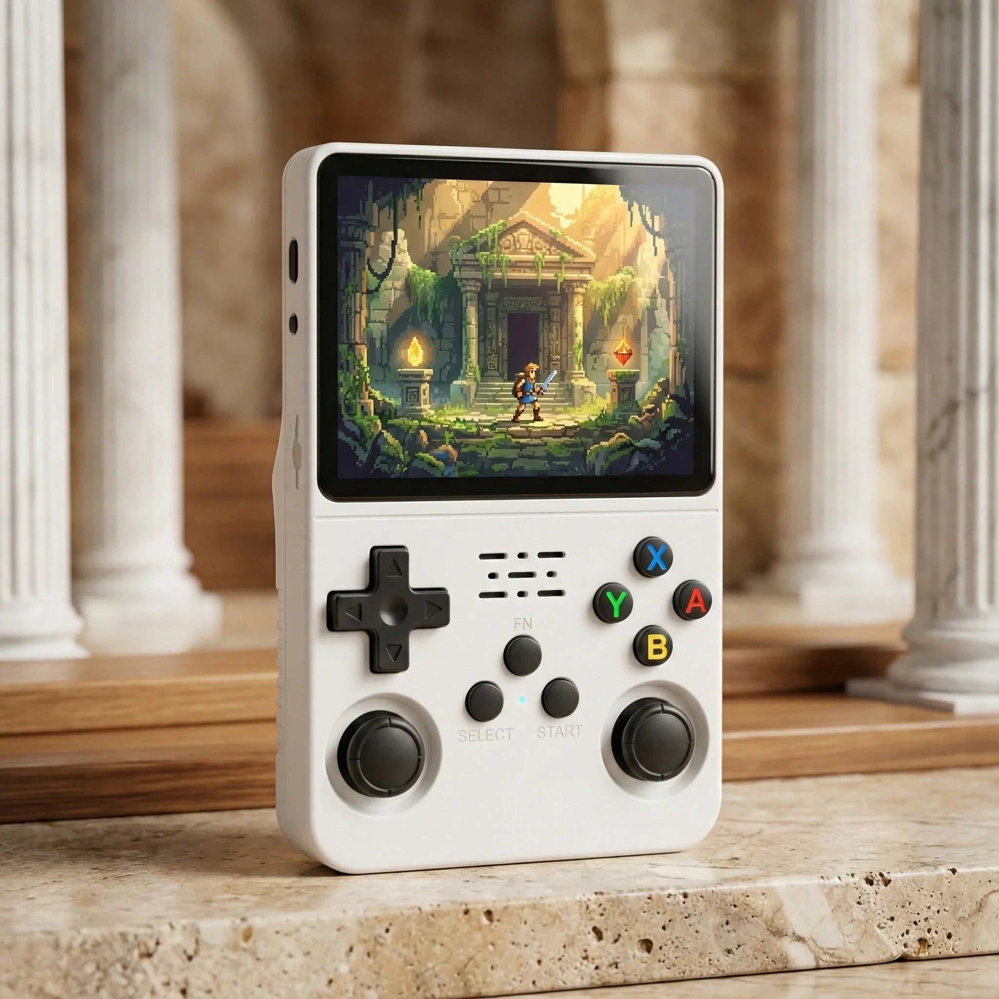 R36S Retro-Handheld-Spielekonsole auf echtem Steinuntergrund mit hochwertiger Produktfotografie und IPS-Display